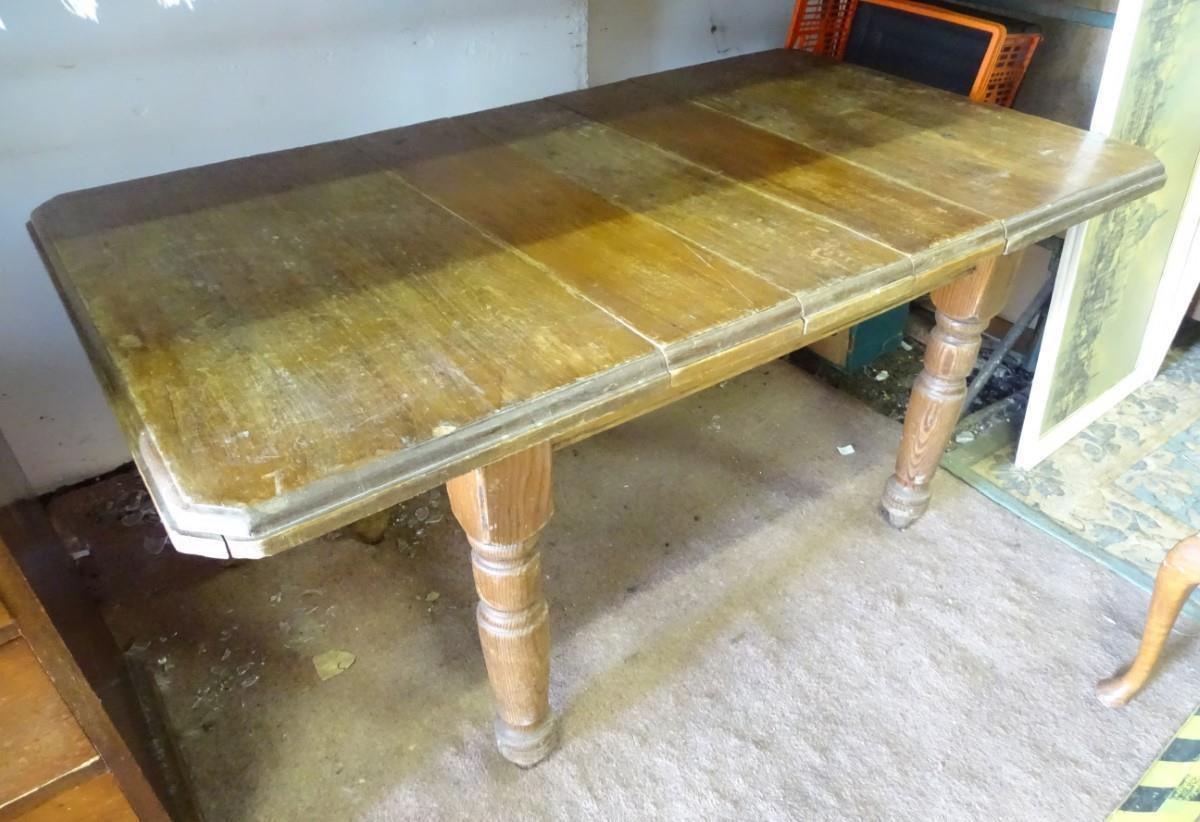 An extendable (3 leaves) farmhouse kitchen table Please Note - we do not make reference to the