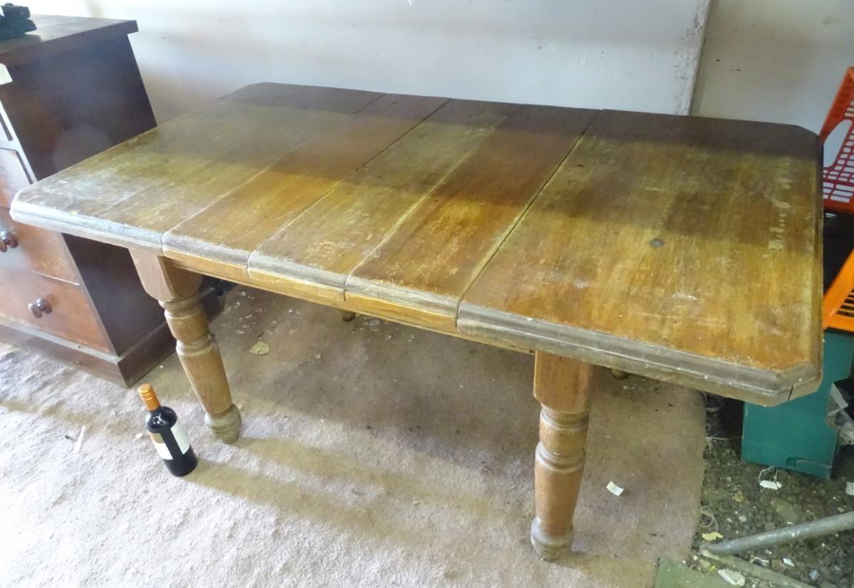 An extendable (3 leaves) farmhouse kitchen table Please Note - we do not make reference to the - Image 2 of 2