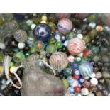 Quantity of vintage glass marbles Please Note - we do not make reference to the condition of lots