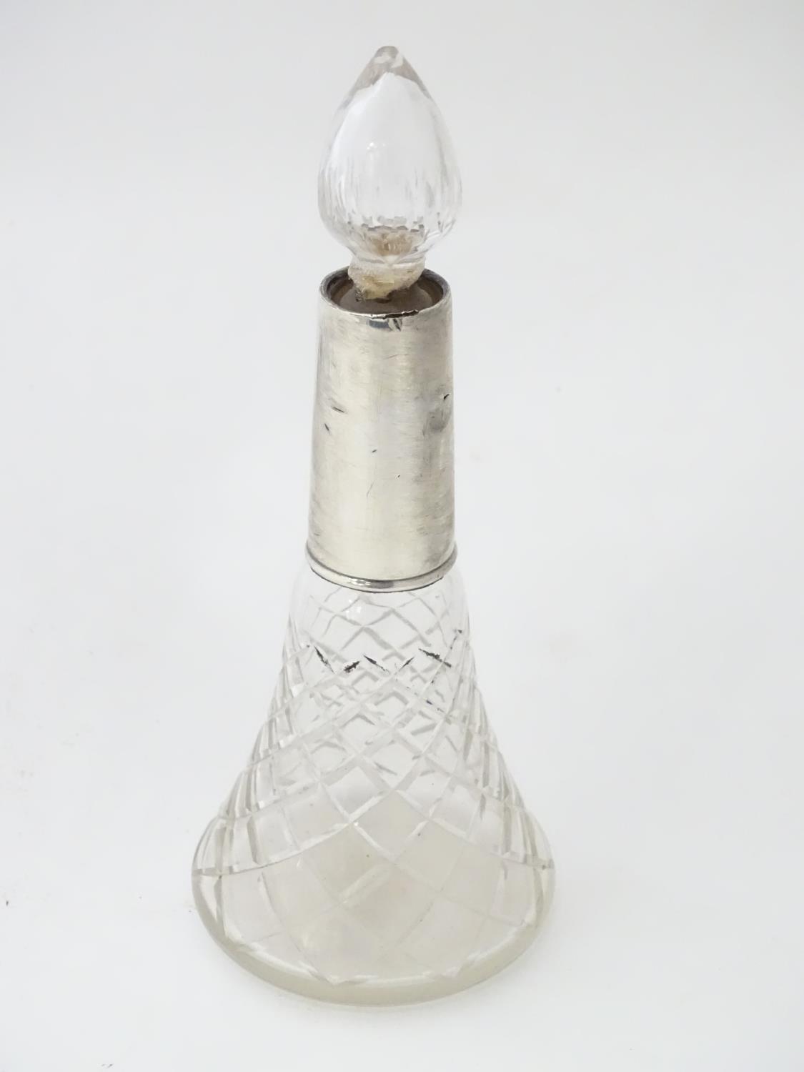 Victorian perfume / scent bottle Please Note - we do not make reference to the condition of lots