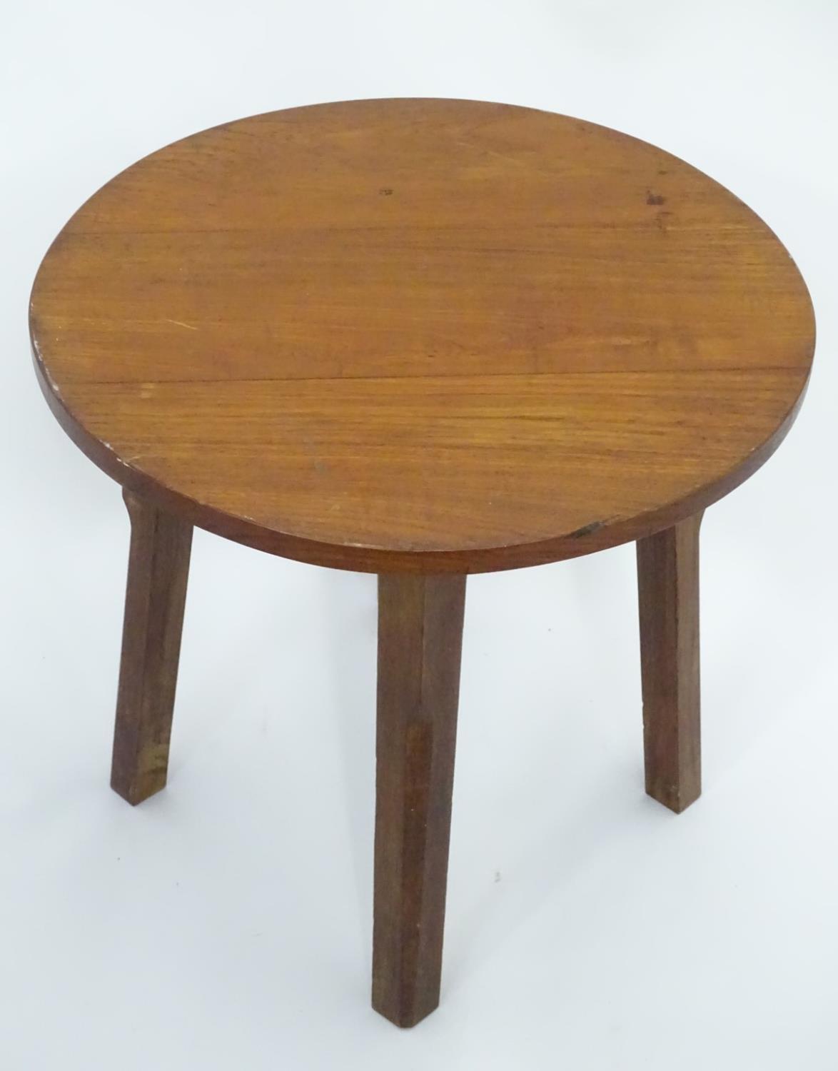 A small circular oak side table Please Note - we do not make reference to the condition of lots - Image 4 of 4