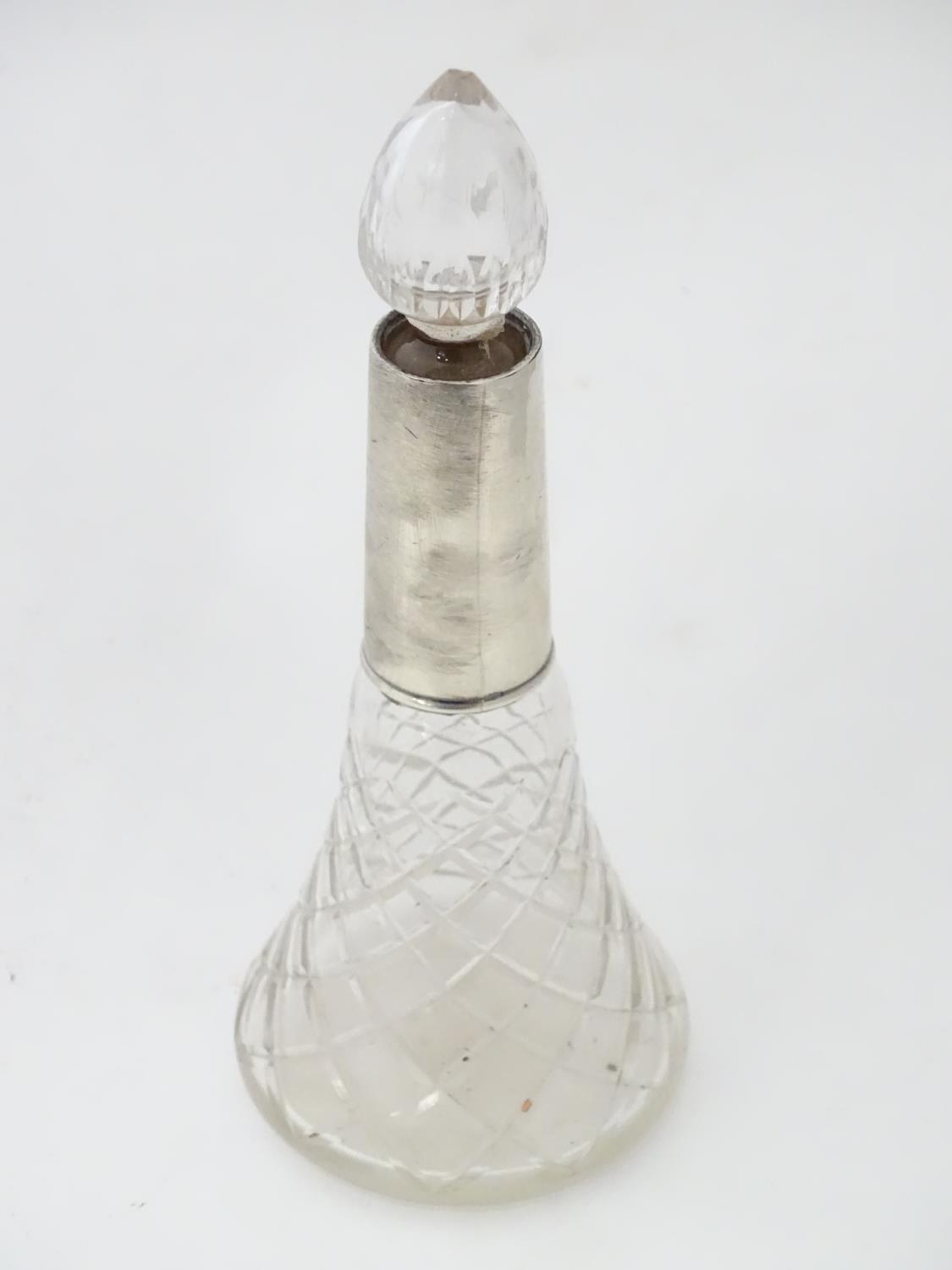 Victorian perfume / scent bottle Please Note - we do not make reference to the condition of lots - Image 3 of 5