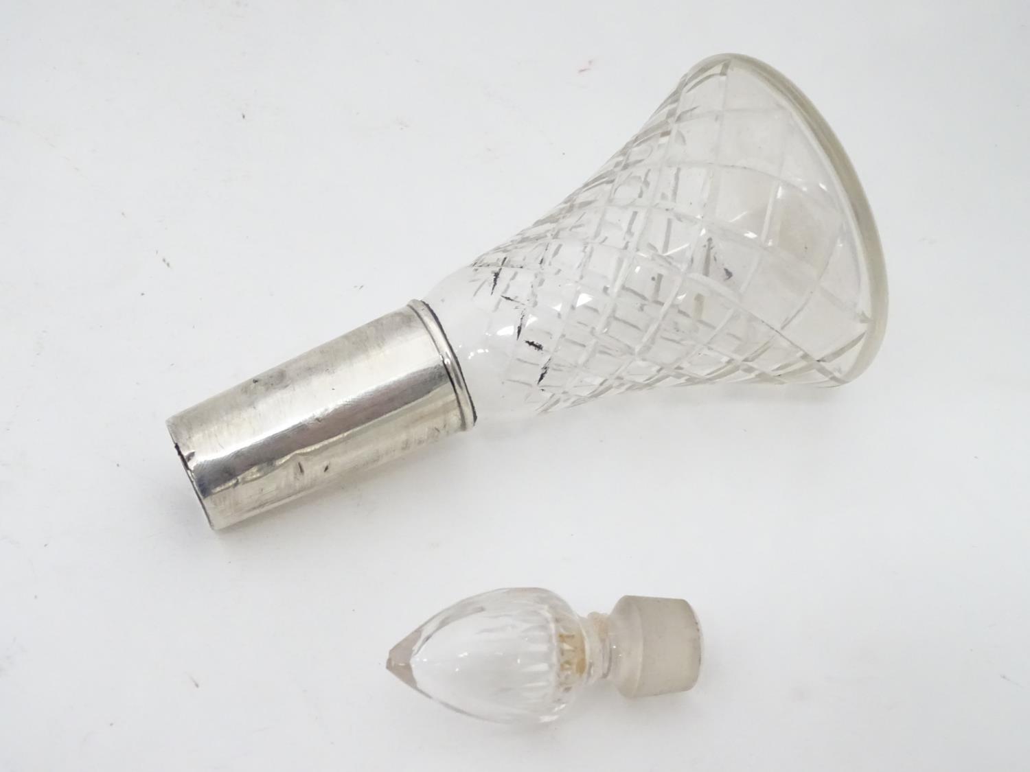 Victorian perfume / scent bottle Please Note - we do not make reference to the condition of lots - Image 4 of 5