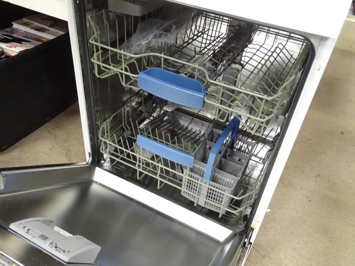 A Bosch exxcel dishwasher Please Note - we do not make reference to the condition of lots within - Image 4 of 4