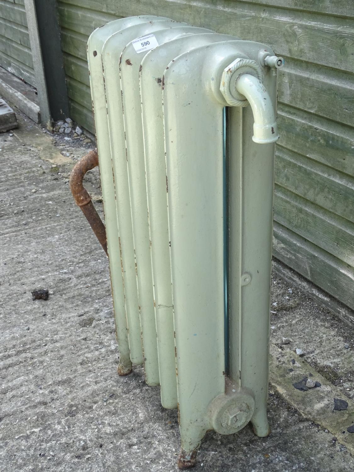 Garden and Architectural Salvage : an old painted cast iron radiator with 5 ribs, measuring 30 x - Image 4 of 4