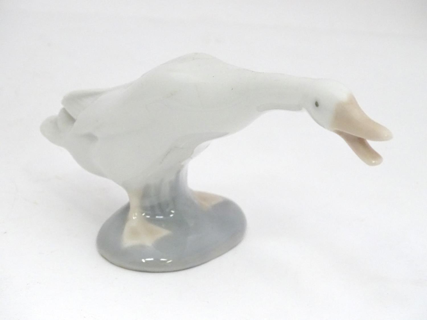 A Lladro model of a swan, model no. 4551 Please Note - we do not make reference to the condition