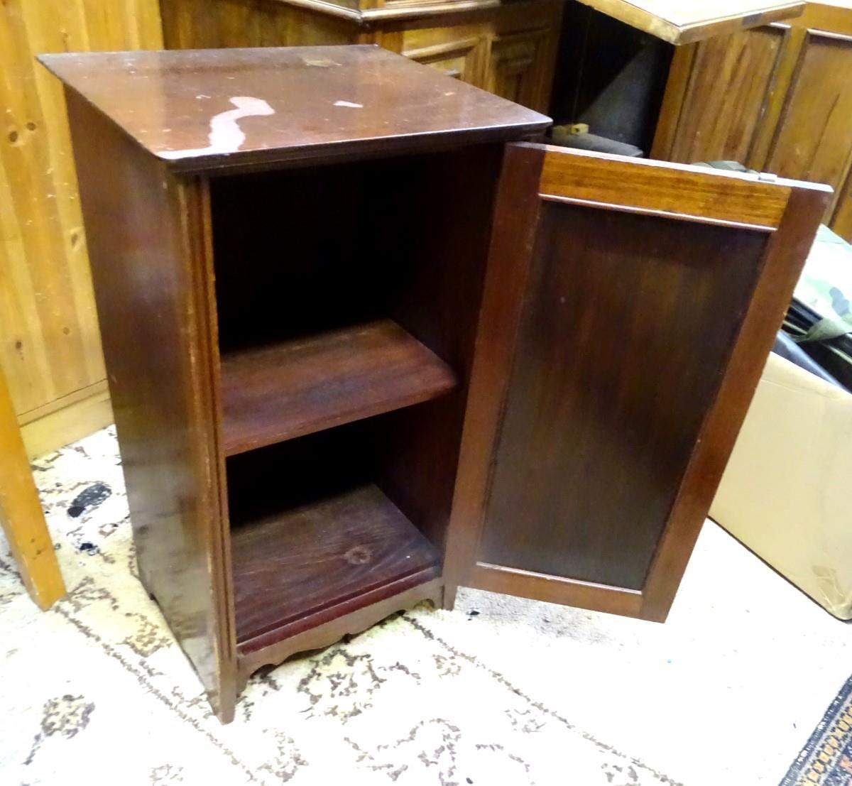 A mahogany bedside cabinet Please Note - we do not make reference to the condition of lots within - Image 2 of 2