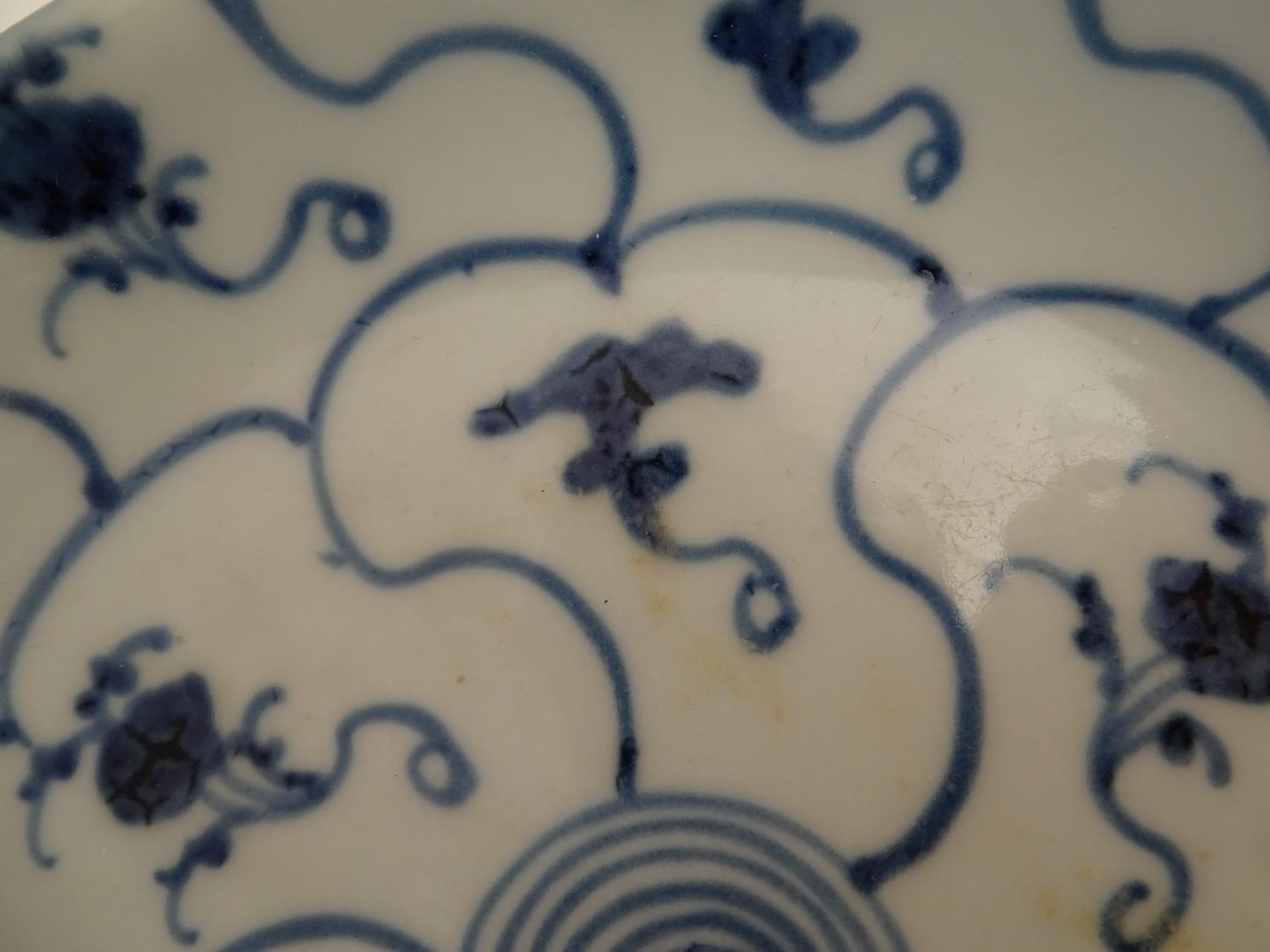 Two Chinese blue and white Tek Sing plates with central roundels with radiating cells decorated with - Image 6 of 8