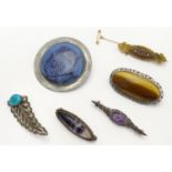 Assorted brooches including a silver example set with turquoise hardstone, a 9ct gold brooch set