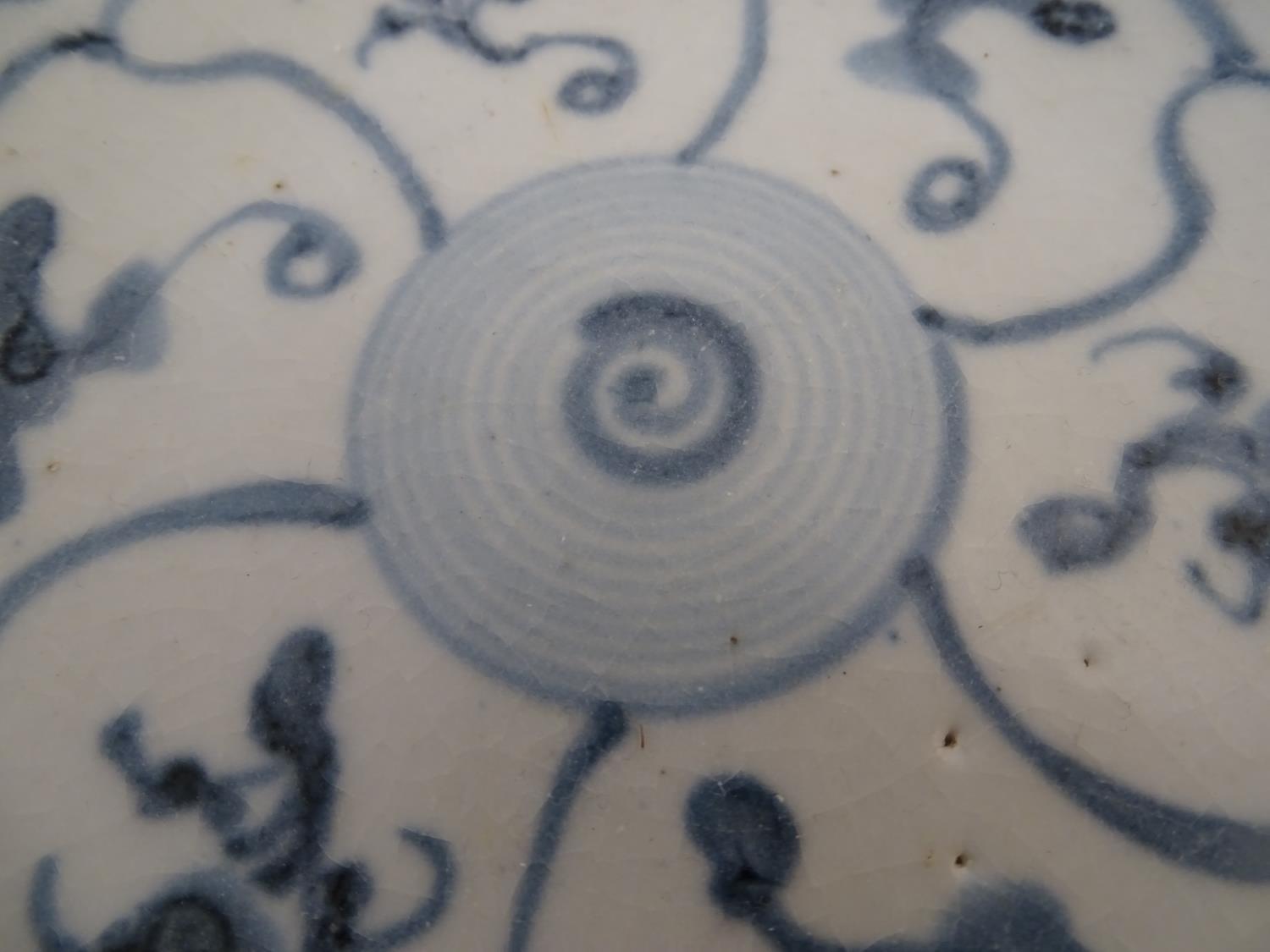 Two Chinese blue and white Tek Sing plates with central roundels with radiating cells decorated with - Image 5 of 8