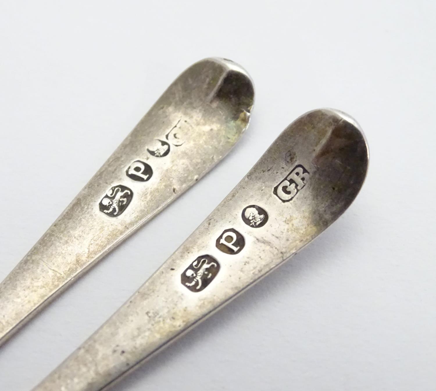 A pair Georgian silver salt spoons with bright cut decoration. Hallmarked London 1790 maker George - Image 2 of 5