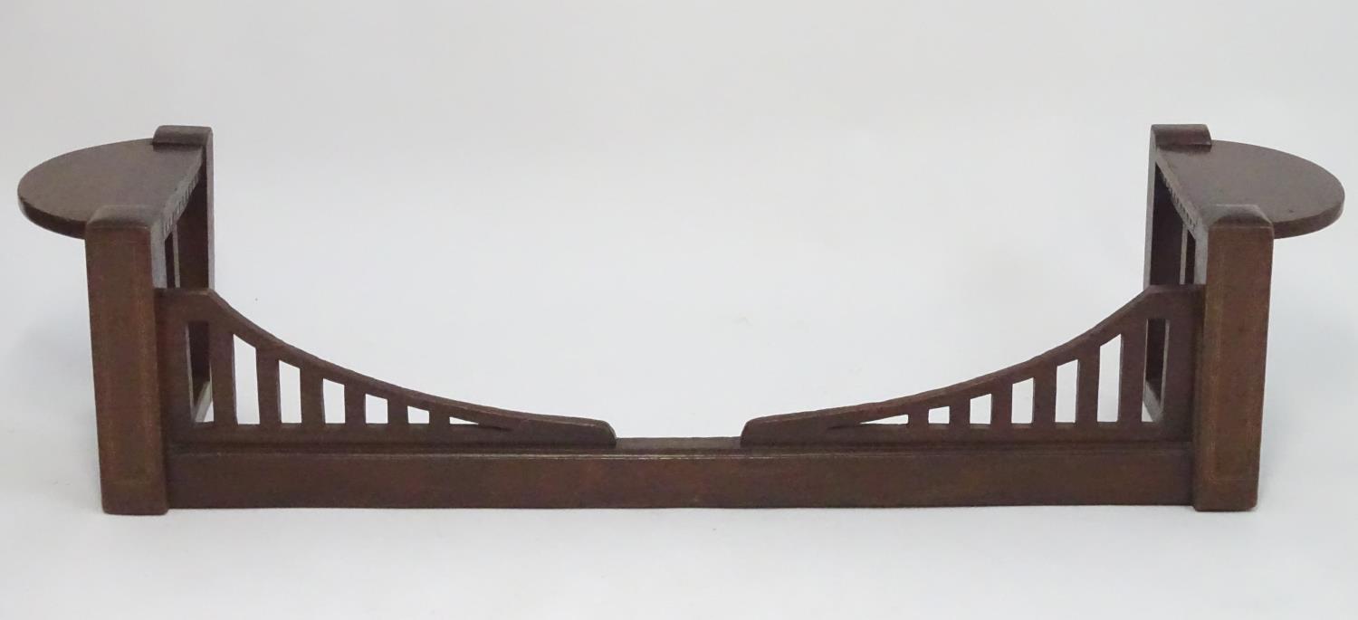 An early 20thC mahogany club fender with slatted sides and a slatted front having inlaid stringing - Image 4 of 7