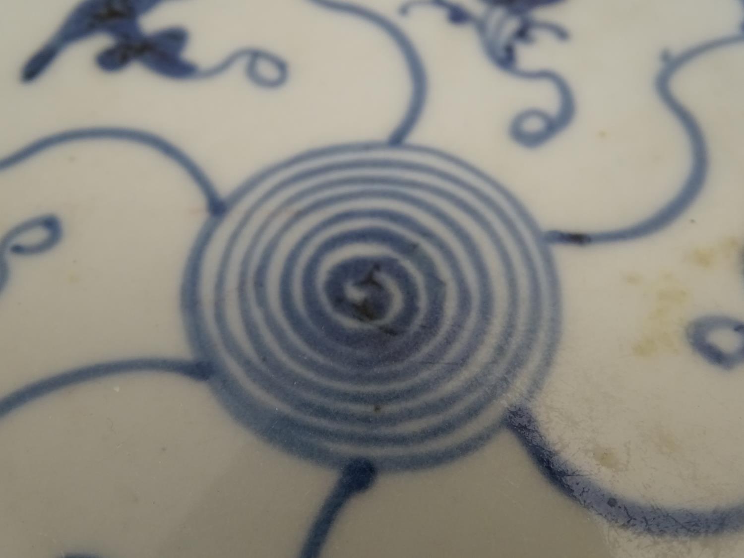 Two Chinese blue and white Tek Sing plates with central roundels with radiating cells decorated with - Image 4 of 8