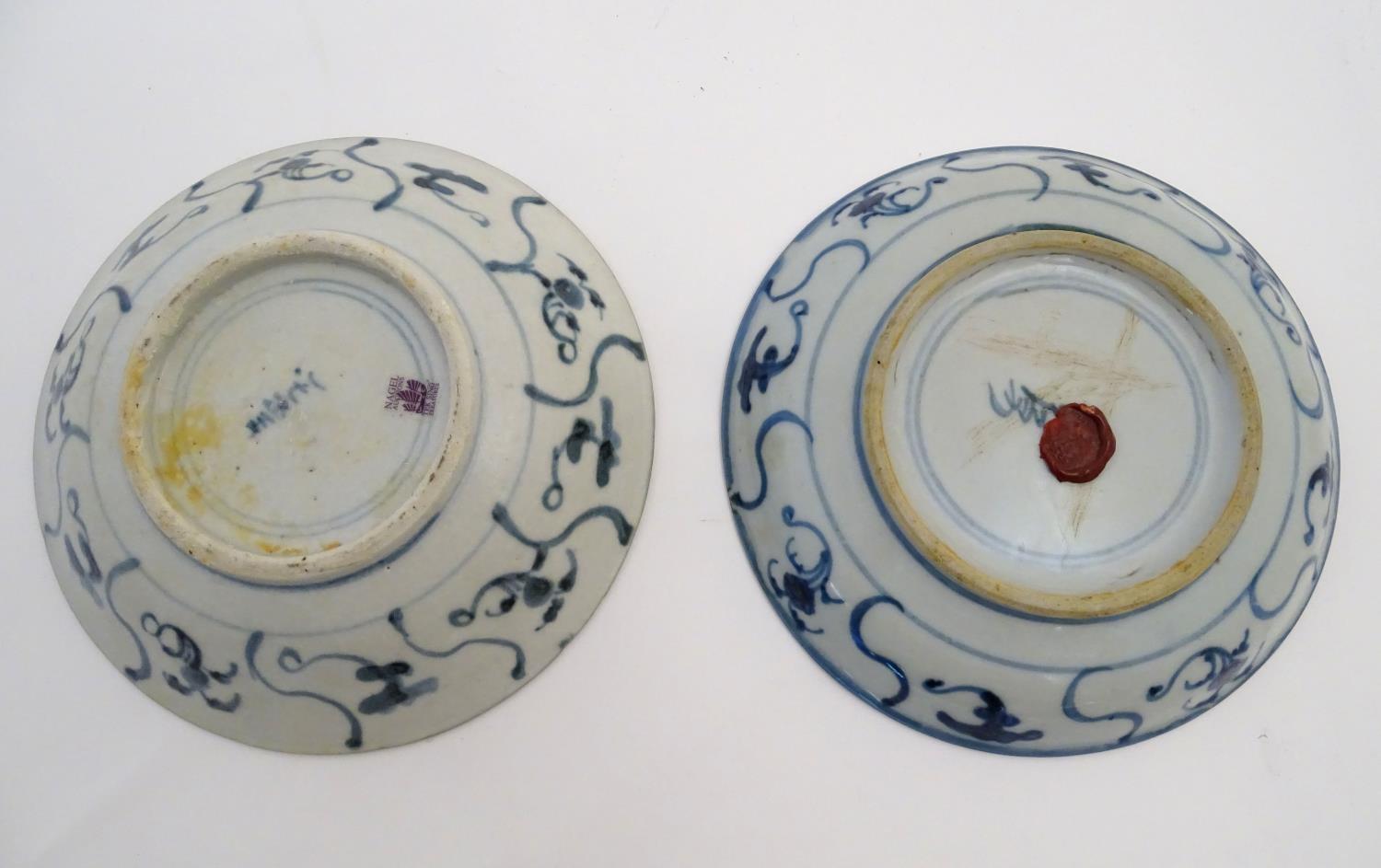 Two Chinese blue and white Tek Sing plates with central roundels with radiating cells decorated with - Image 7 of 8