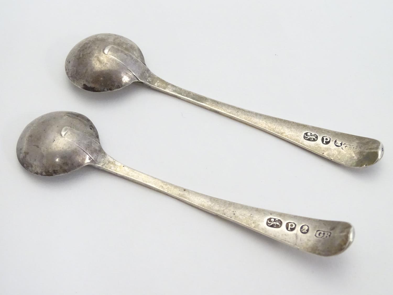 A pair Georgian silver salt spoons with bright cut decoration. Hallmarked London 1790 maker George - Image 5 of 5