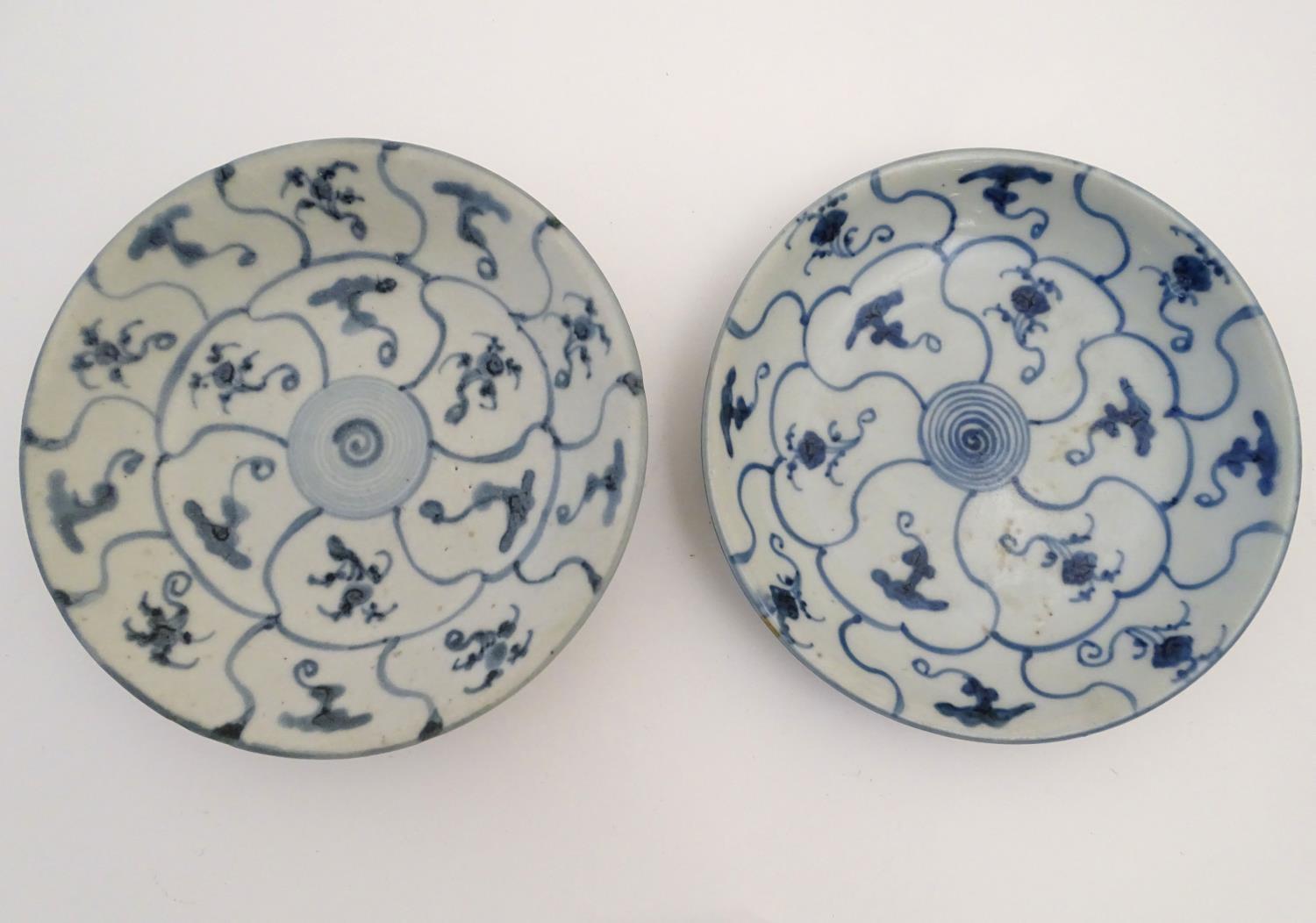 Two Chinese blue and white Tek Sing plates with central roundels with radiating cells decorated with - Image 3 of 8