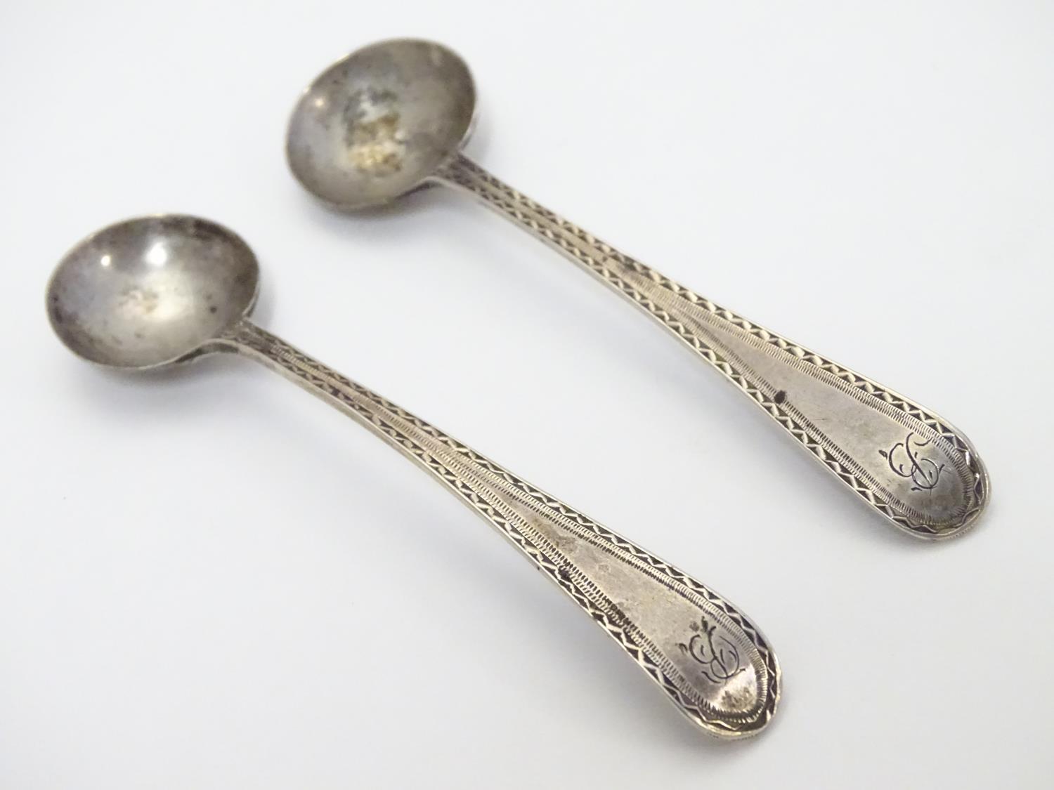 A pair Georgian silver salt spoons with bright cut decoration. Hallmarked London 1790 maker George - Image 3 of 5