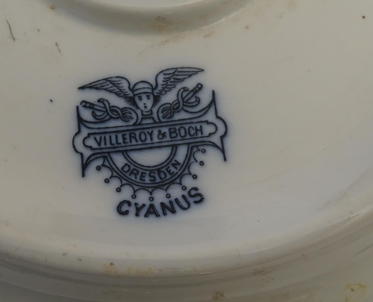 A Victorian Villeroy and Boch blue and white circular sink in the pattern Cyanus with floral and - Image 2 of 8
