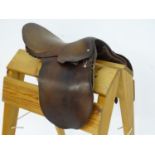 A Working Hunter type half panel horse riding / equestrian saddle in brown leather. Approx. 17"