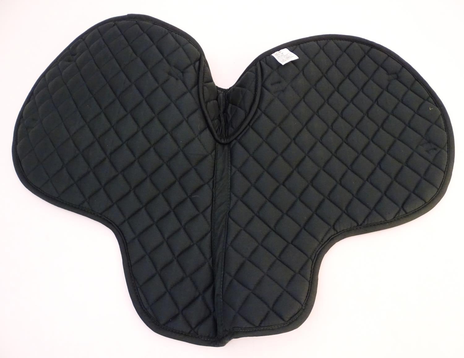 A green quilted horse saddle pad / Numnah, pony size Please Note - we do not make reference to the - Image 3 of 4