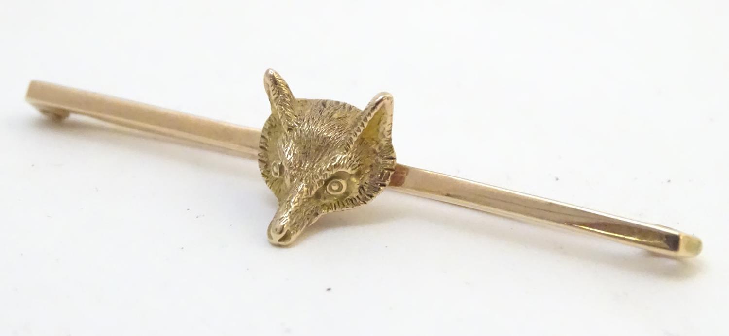 A 9ct gold brooch with fox head decoration. 2" wide Please Note - we do not make reference to the - Image 5 of 8