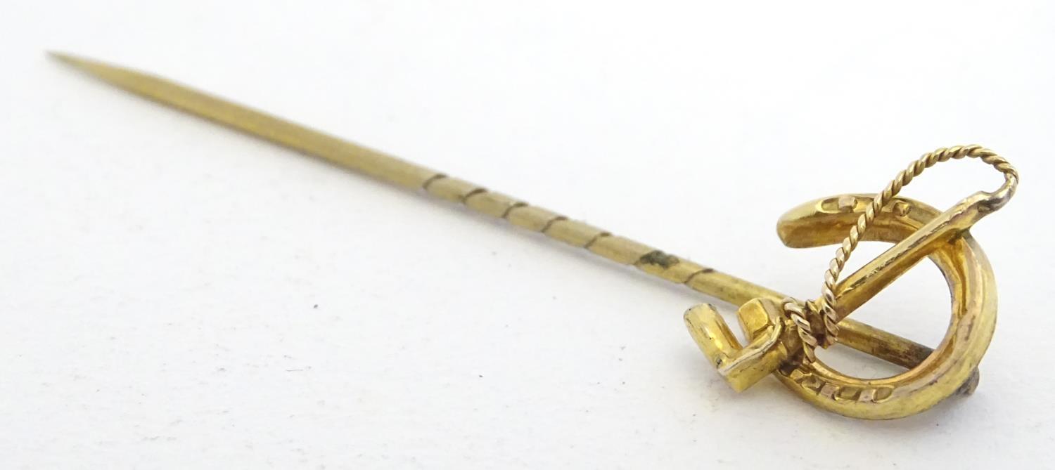 A yellow metal stick pin surmounted by horseshoe with riding whip decoration 2" long. Please - Image 4 of 5