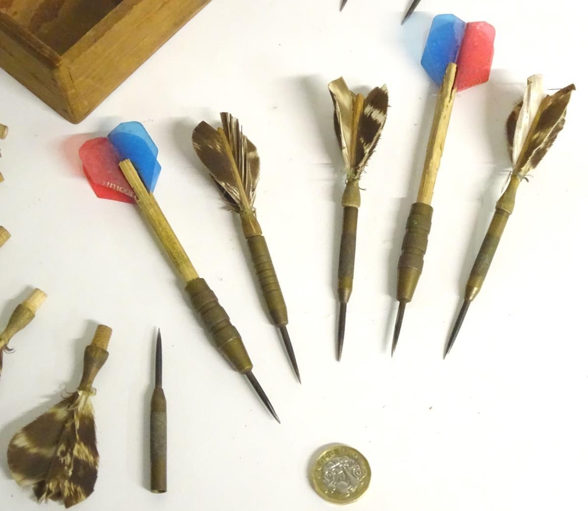 A box of vintage darts some with feather flights contained within a wooden box. Approx. 7 pieces. - Image 5 of 5