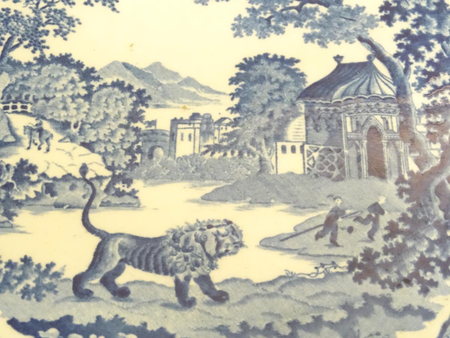 A blue and white pearlware cake stand decorated in the pattern The Angry Lion, depicting a landscape - Image 4 of 5