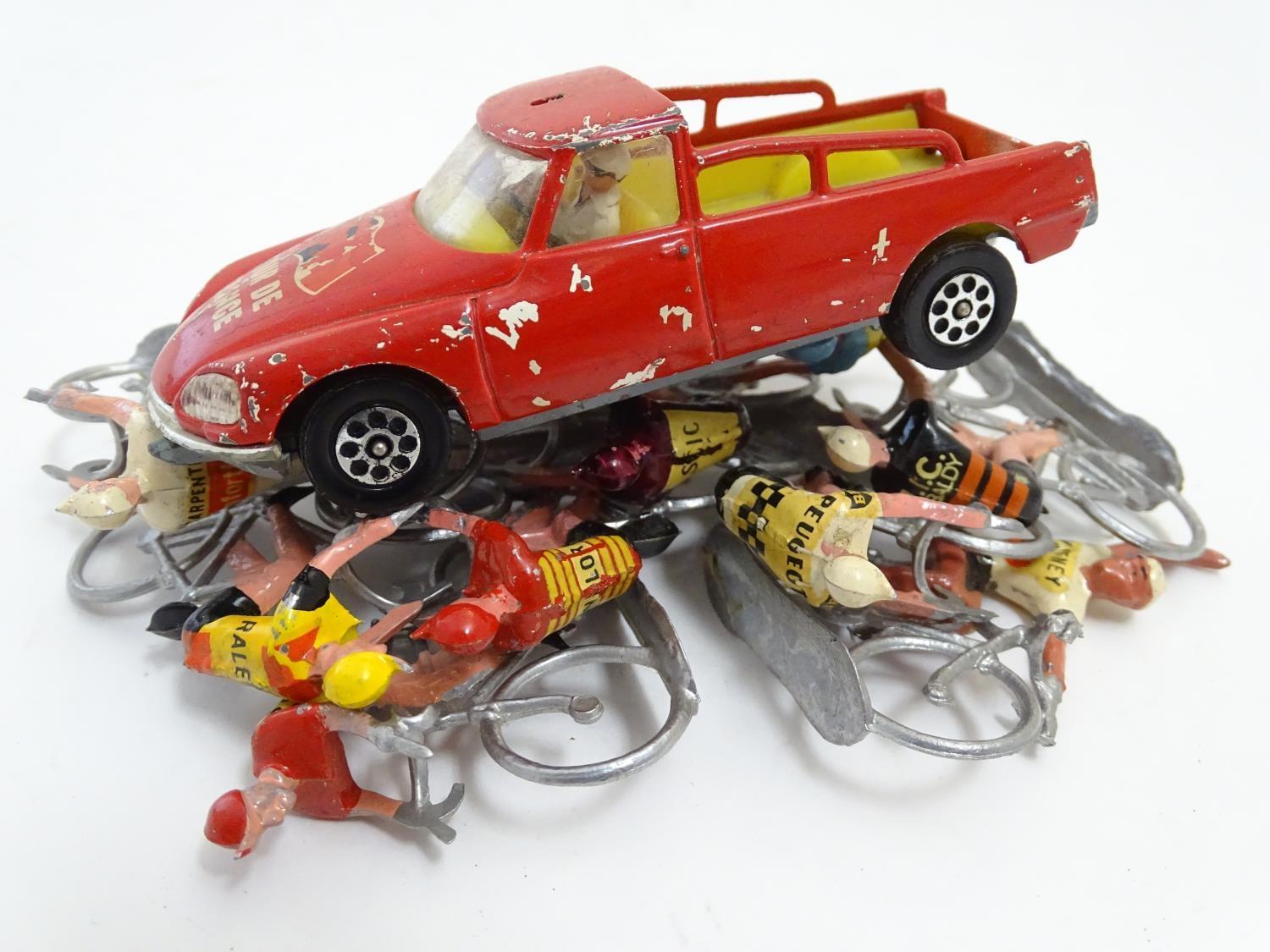 Toys: Two Corgi Toys die cast scale model vehicles comprising Renault 16 Tour de France Paramount - Image 9 of 12