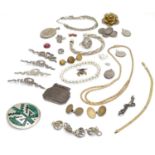 Assorted jewellery including a silver gilt necklace, a Mexican silver brooch with malachite