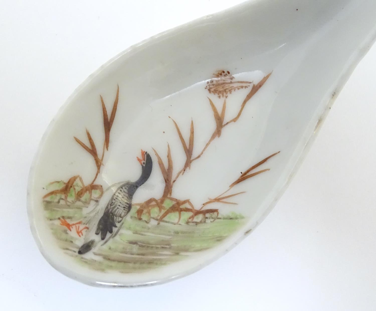 A Chinese soup spoon with hand painted decoration depicting a goose / bird in a wetland landscape. - Image 4 of 4