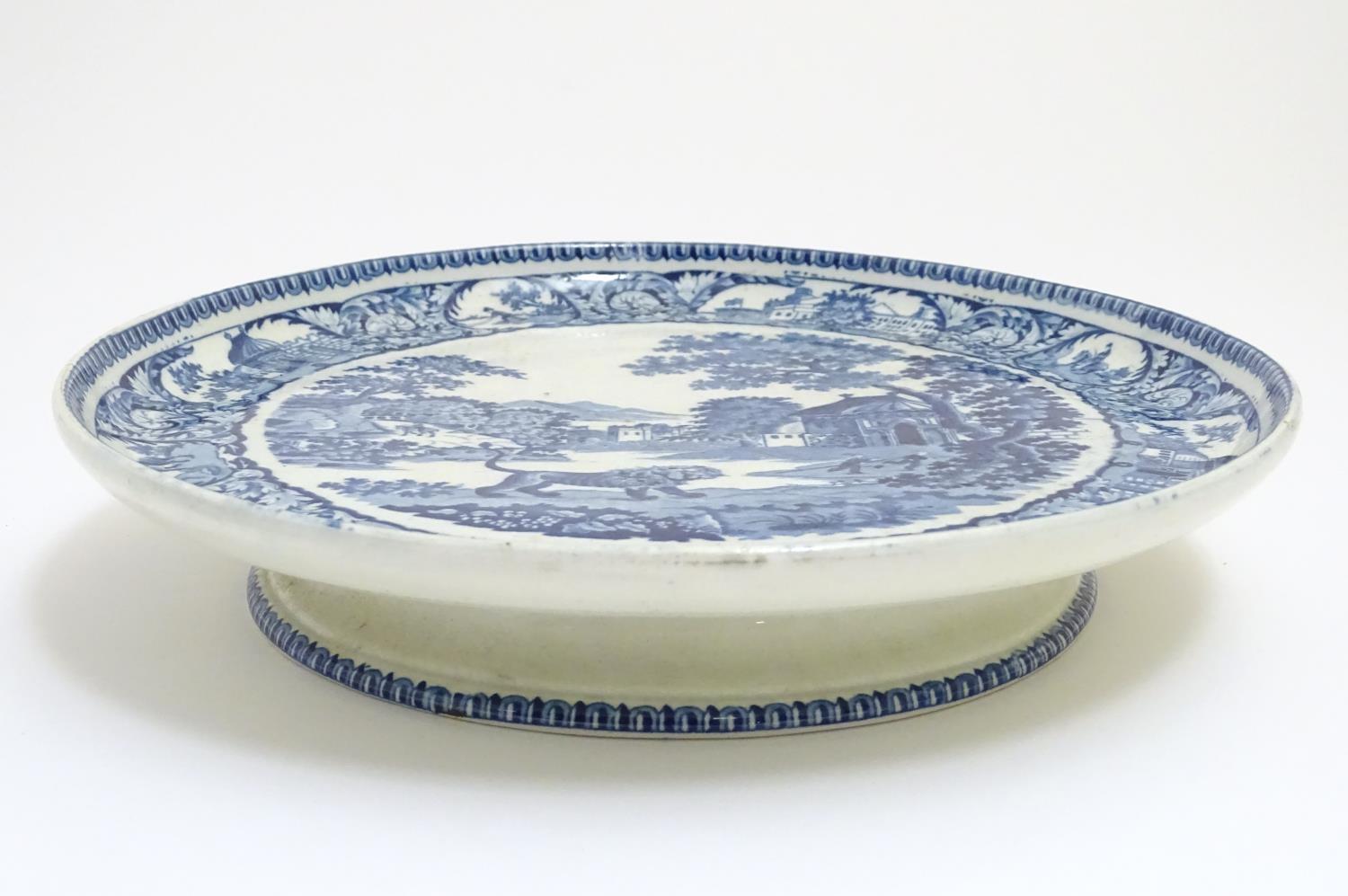 A blue and white pearlware cake stand decorated in the pattern The Angry Lion, depicting a landscape - Image 3 of 5