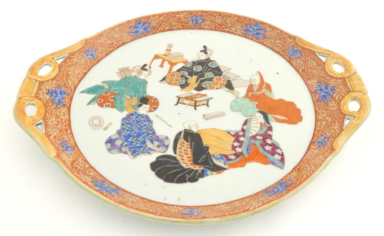 A Japanese twin handled plate with hand painted decoration depicting six seated figures with - Image 3 of 8