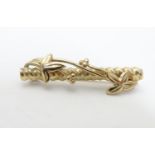 A 9ct brooch with leaf detail 1 1/4" long Please Note - we do not make reference to the condition of