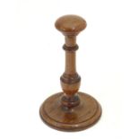 A Georgian treen turned child's wig stand with a circular base. Approx. 5" high Please Note - we