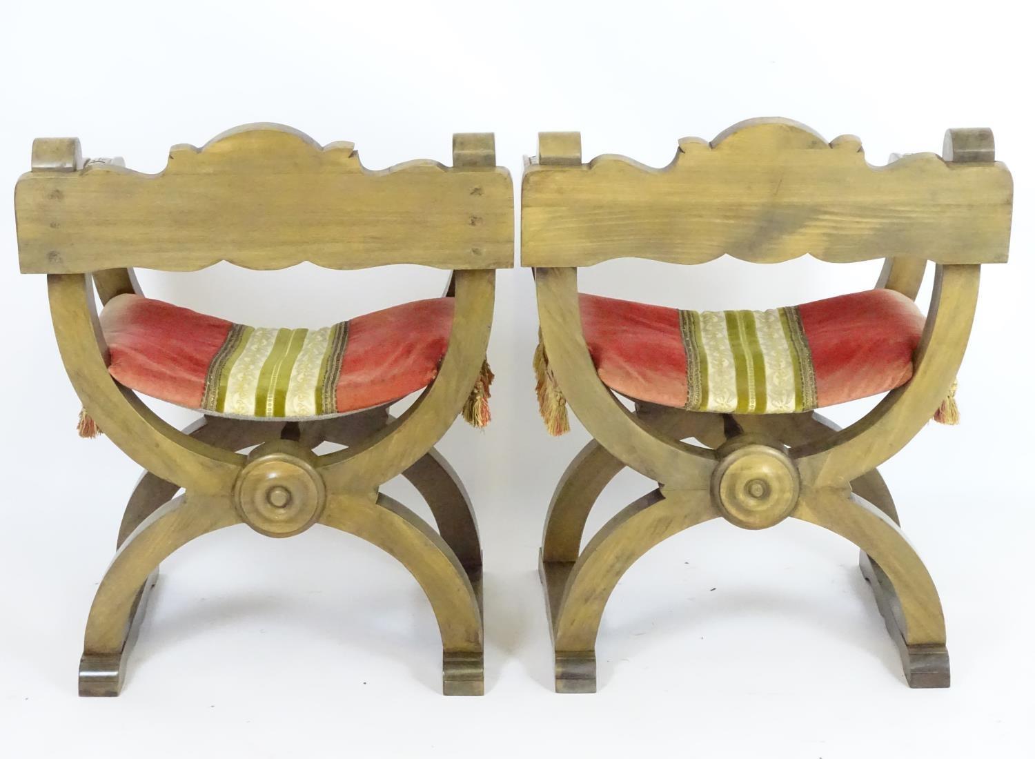 A pair of vintage Savonarola chairs with carved and moulded X-frames. 23" wide x 21" deep x 29" - Bild 6 aus 7