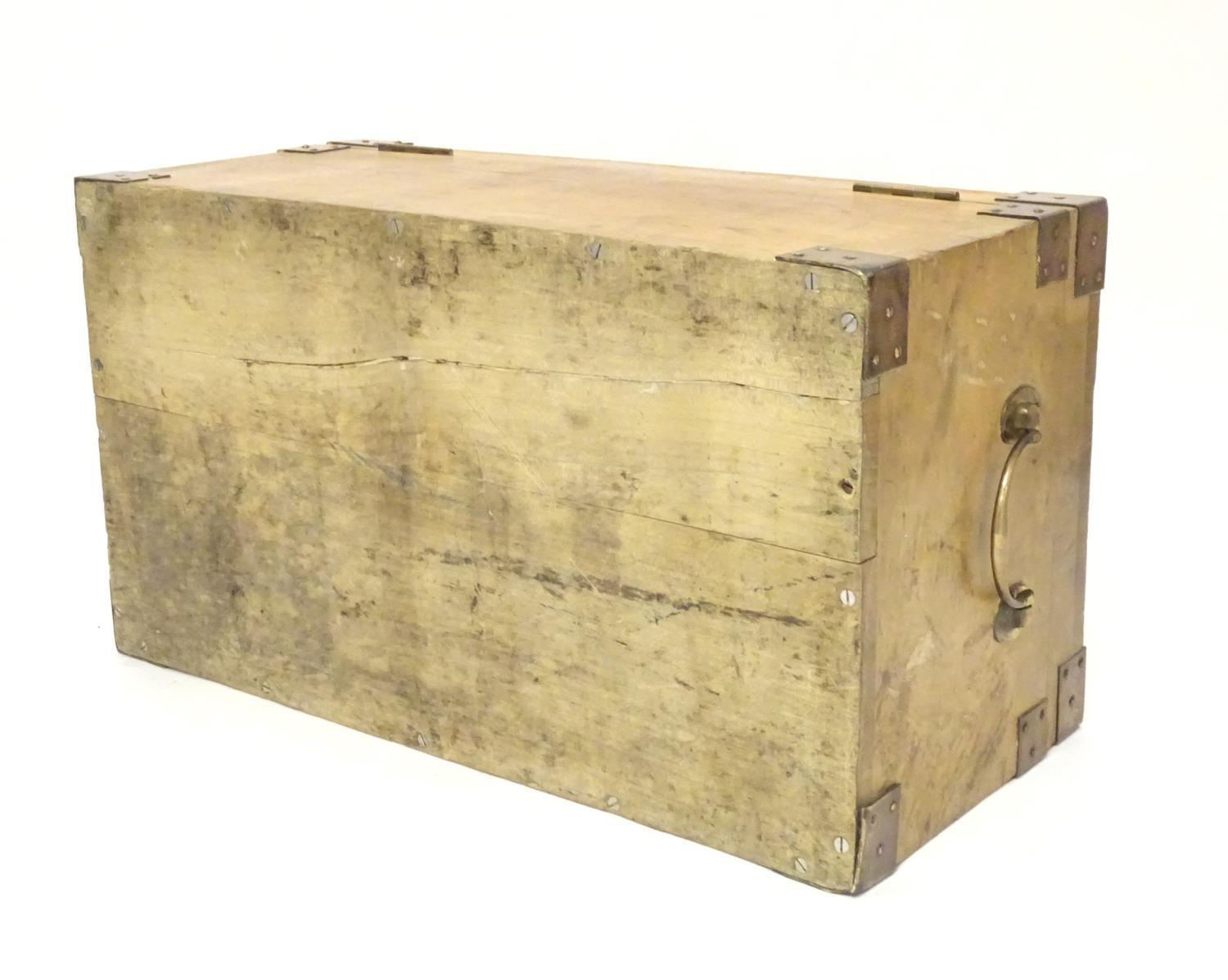 An early to mid 20thC hardwood box with brass carrying handles and brass mounts to the corners - Bild 2 aus 9