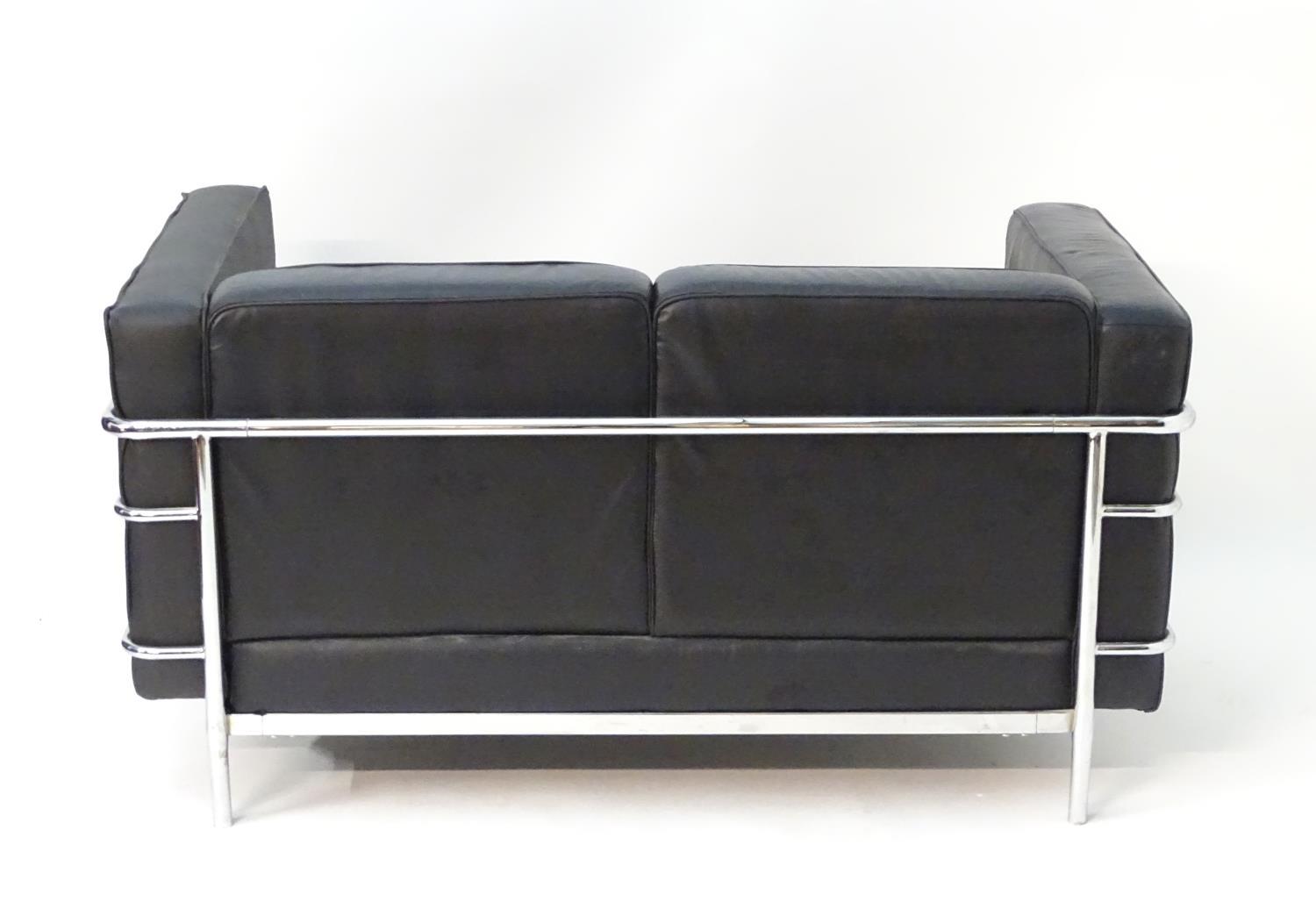 A late 20thC Le Corbusier LC3 settee with leather backrests, seats, arms and a chromed frame. - Bild 2 aus 4