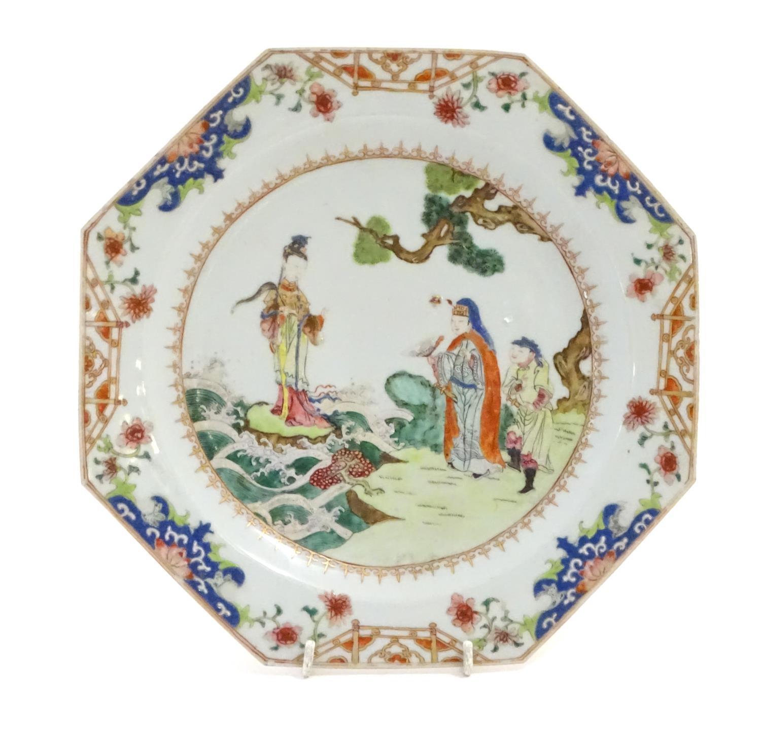 A Chinese plate of octagonal form decorated in famille rose depicting figures in a coastal landscape - Image 5 of 5