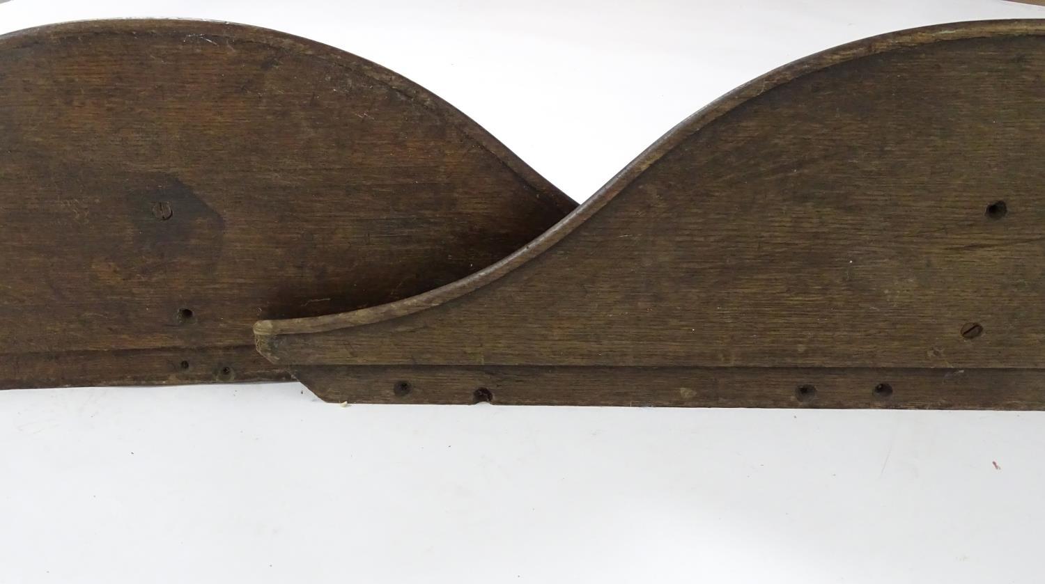 A pair of large 19thC oak wall brackets of serpentine form, each measuring 42" wide, 7 1/2" tall, - Bild 3 aus 8
