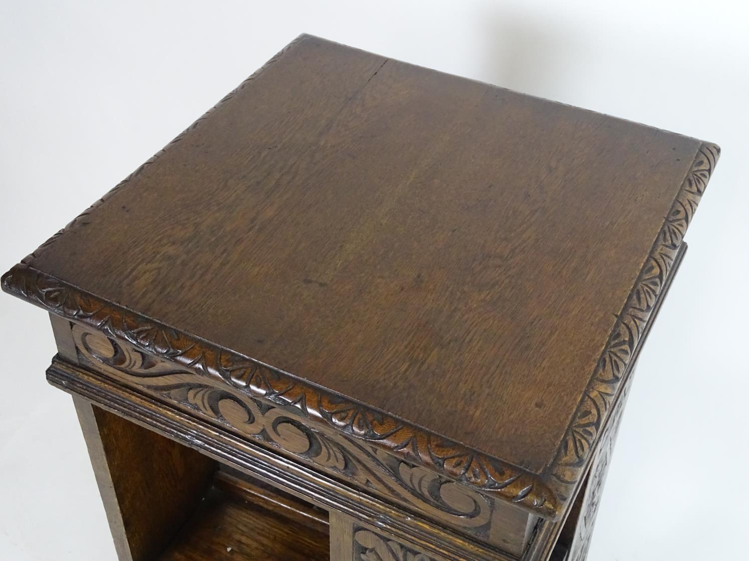 An early 20thC oak revolving bookcase with a moulded squared top above a lozenge carved floral frame - Bild 2 aus 7