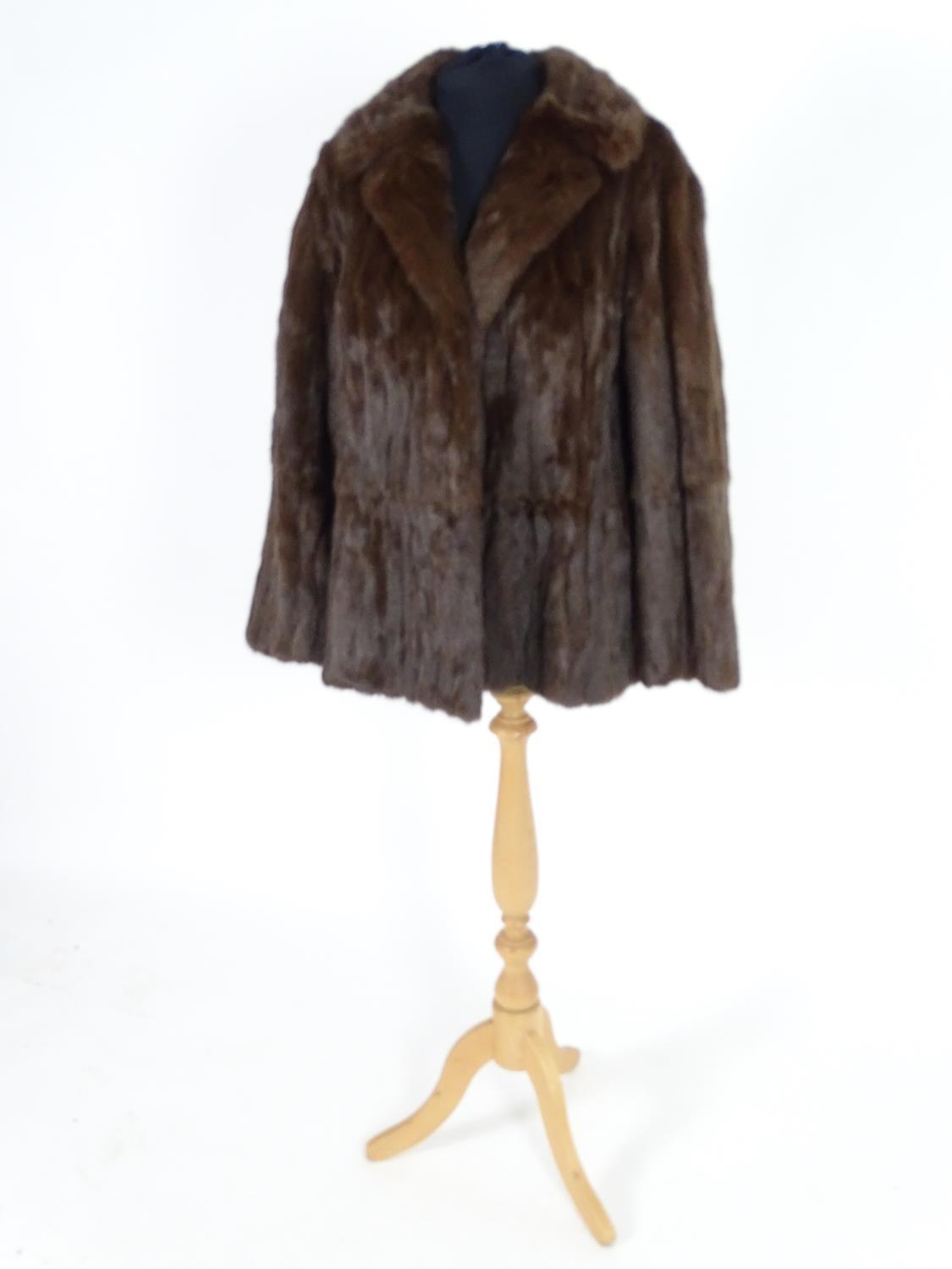 A vintage short length fur coat. Bust size 38" approx Please Note - we do not make reference to - Image 4 of 7