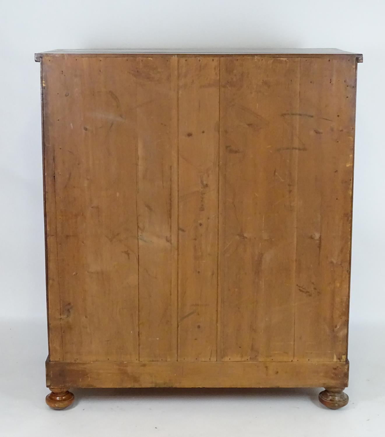 A mid 19thC mahogany north country chest of drawers comprising two short cushion drawers over four - Bild 14 aus 14