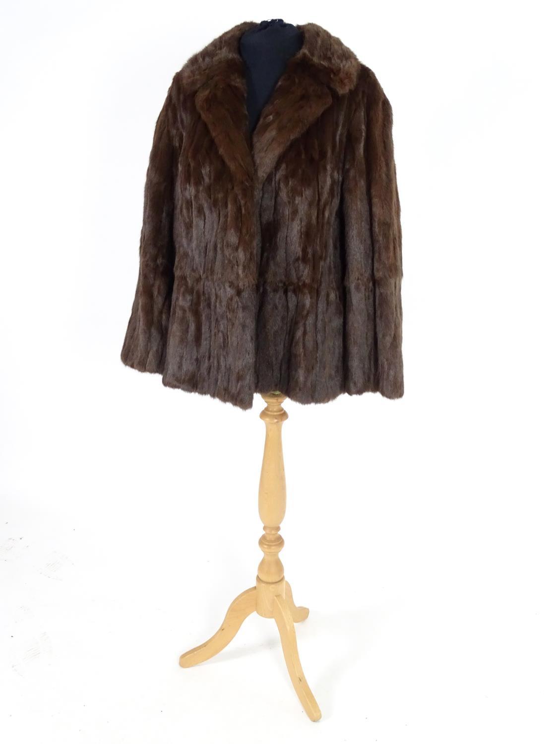 A vintage short length fur coat. Bust size 38" approx Please Note - we do not make reference to - Image 5 of 7