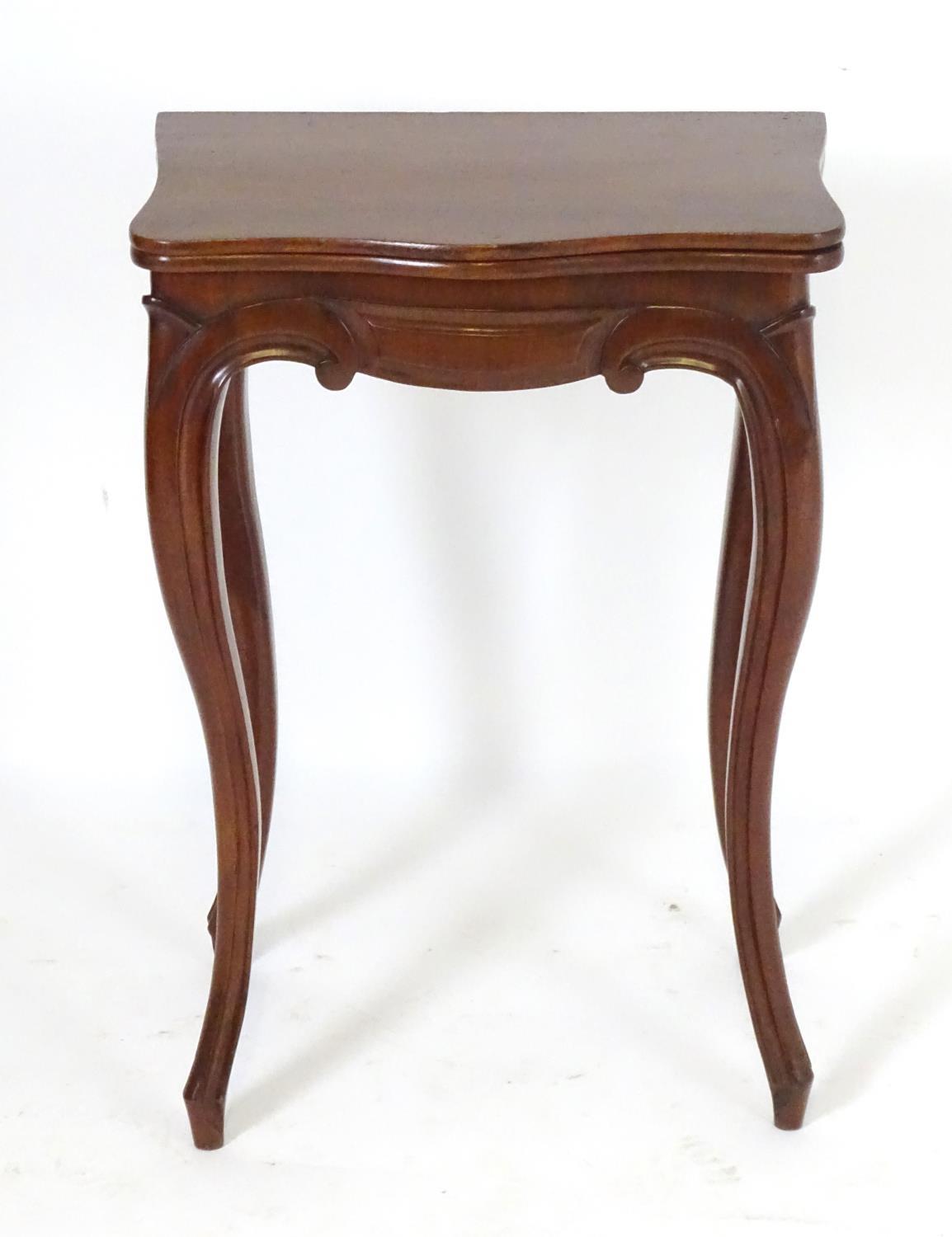 A small 19thC mahogany card table with a serpentine shaped rotating top opening to show baize - Bild 5 aus 9