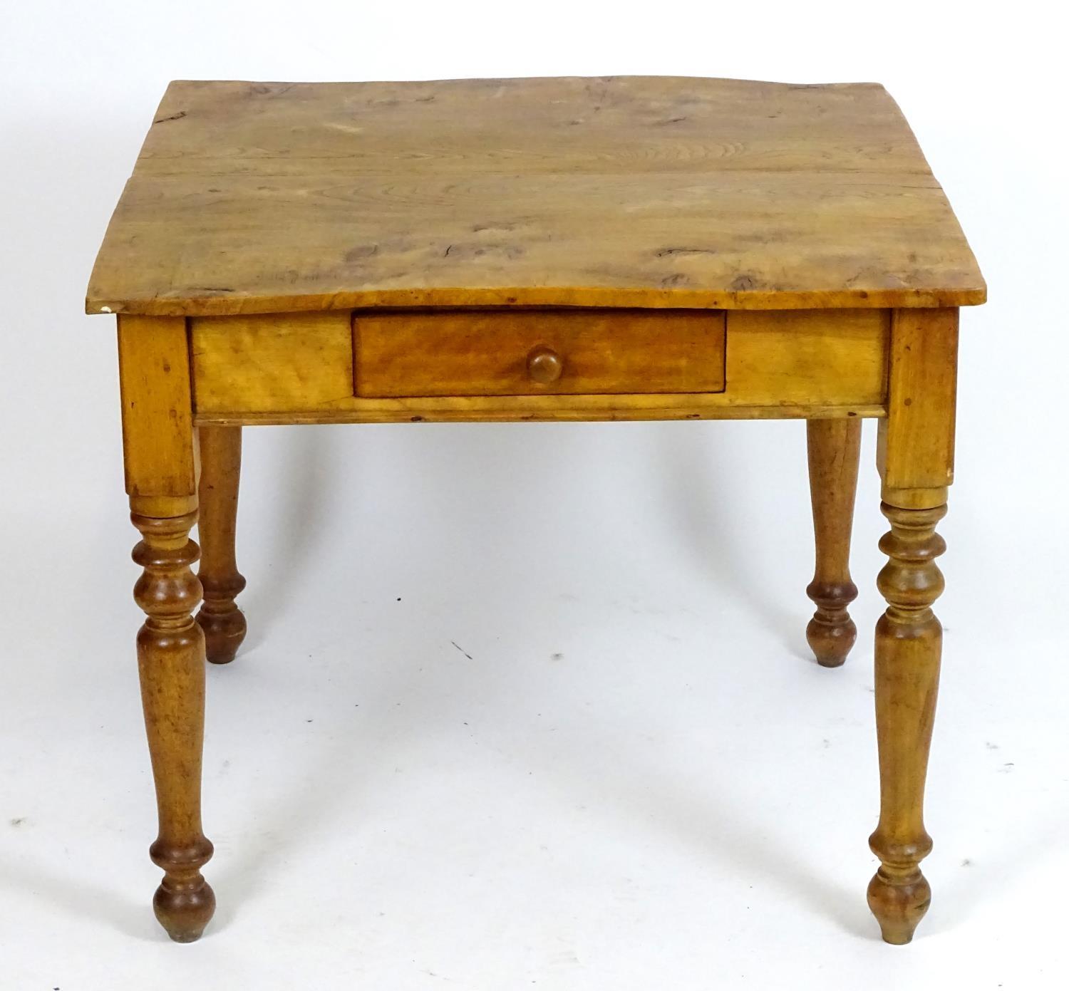 A mid / late 19thC elm kitchen table with a squared top above a single short drawer and four - Bild 6 aus 7