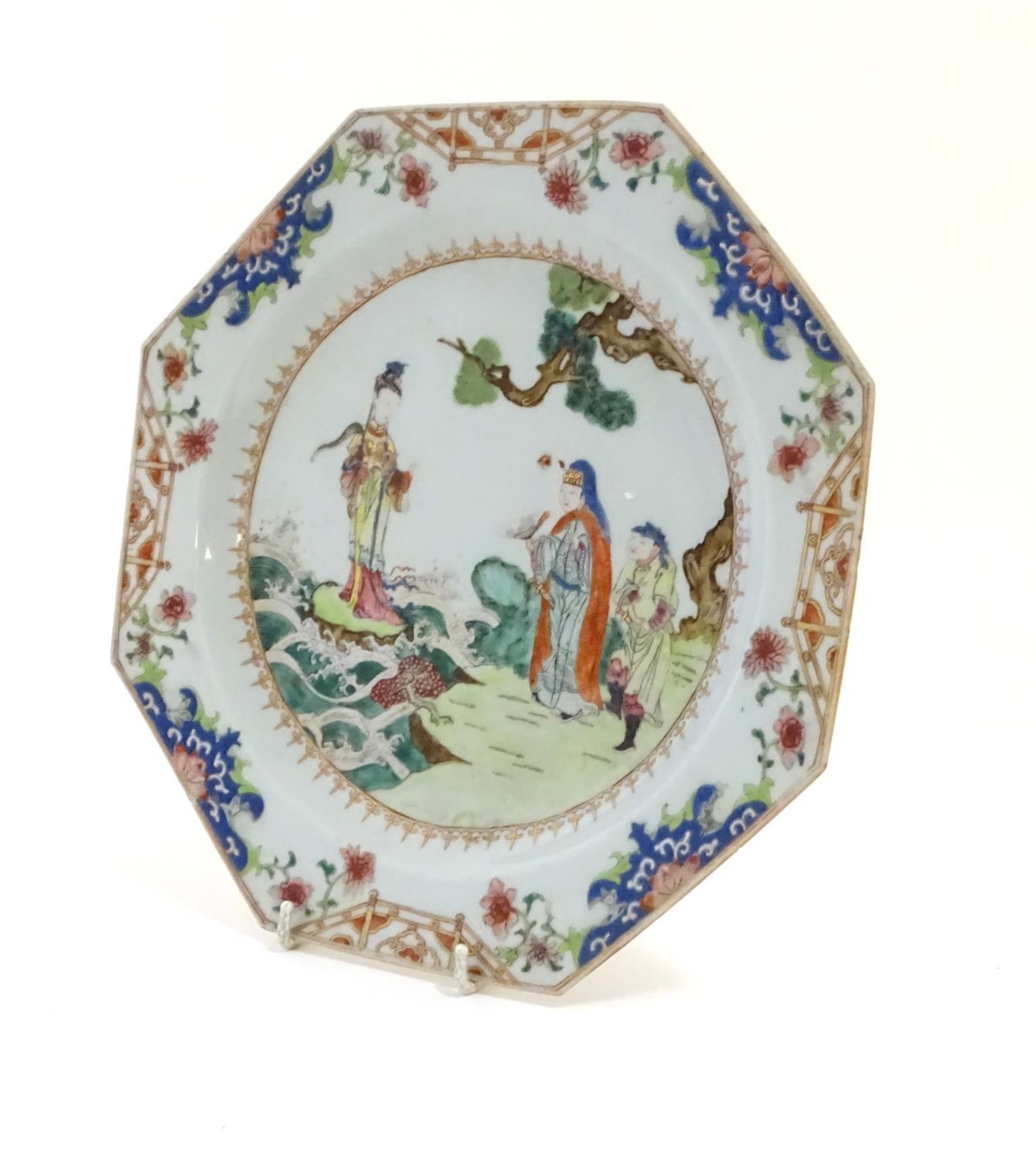 A Chinese plate of octagonal form decorated in famille rose depicting figures in a coastal landscape - Image 4 of 5