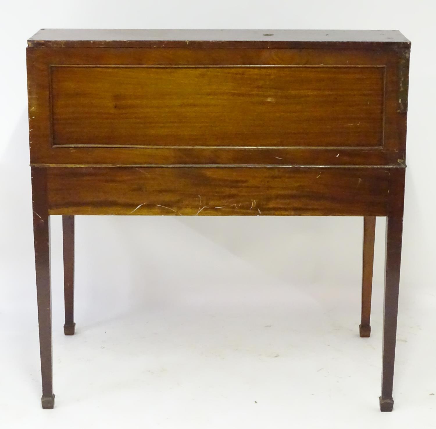 A late 18thC / early 19thC mahogany tambour fronted desk with a quarter cylinder top opening to show - Bild 2 aus 4