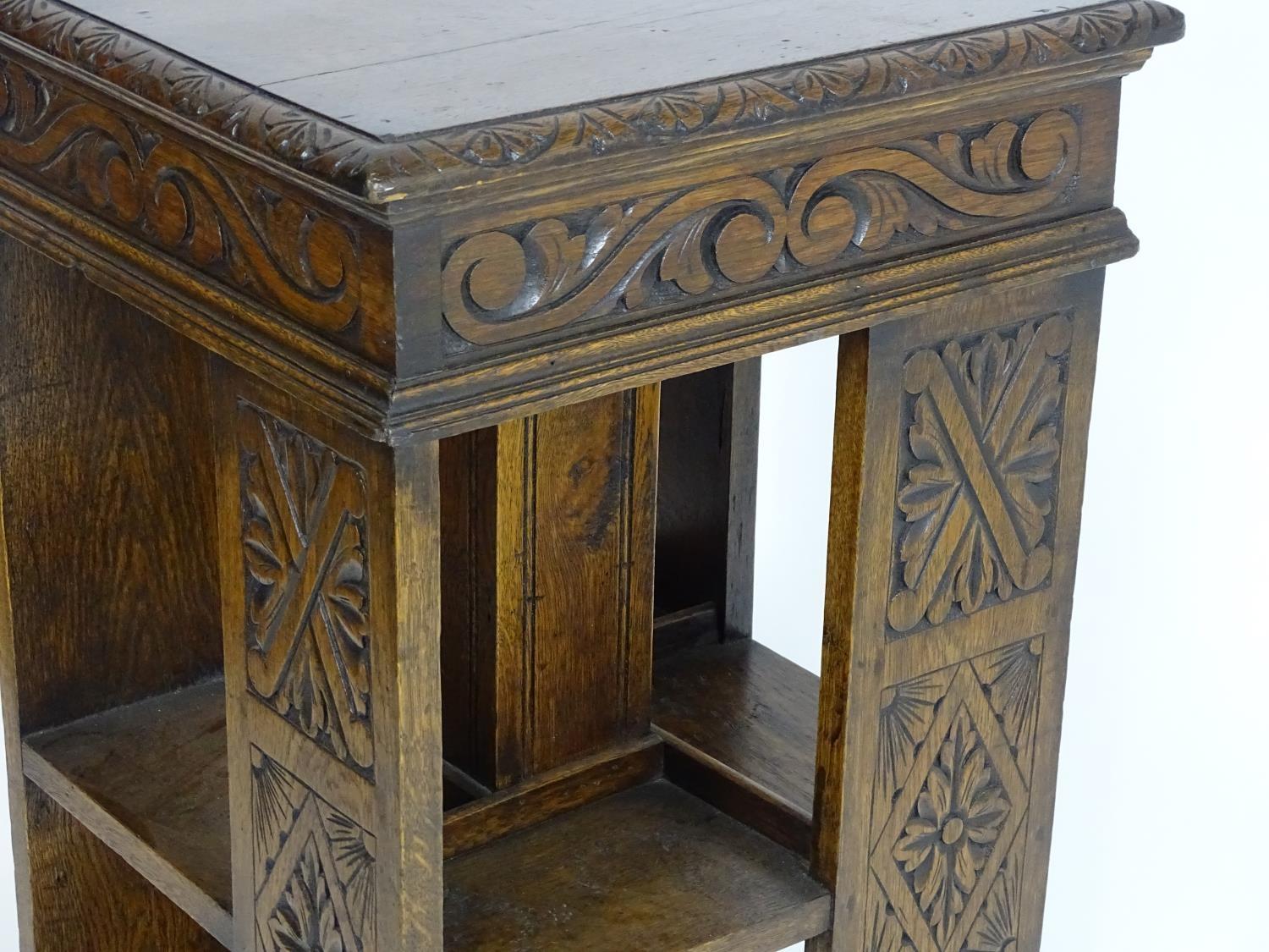An early 20thC oak revolving bookcase with a moulded squared top above a lozenge carved floral frame - Bild 5 aus 7