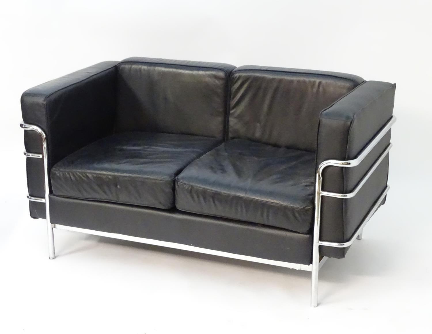 A late 20thC Le Corbusier LC3 settee with leather backrests, seats, arms and a chromed frame. - Bild 4 aus 4